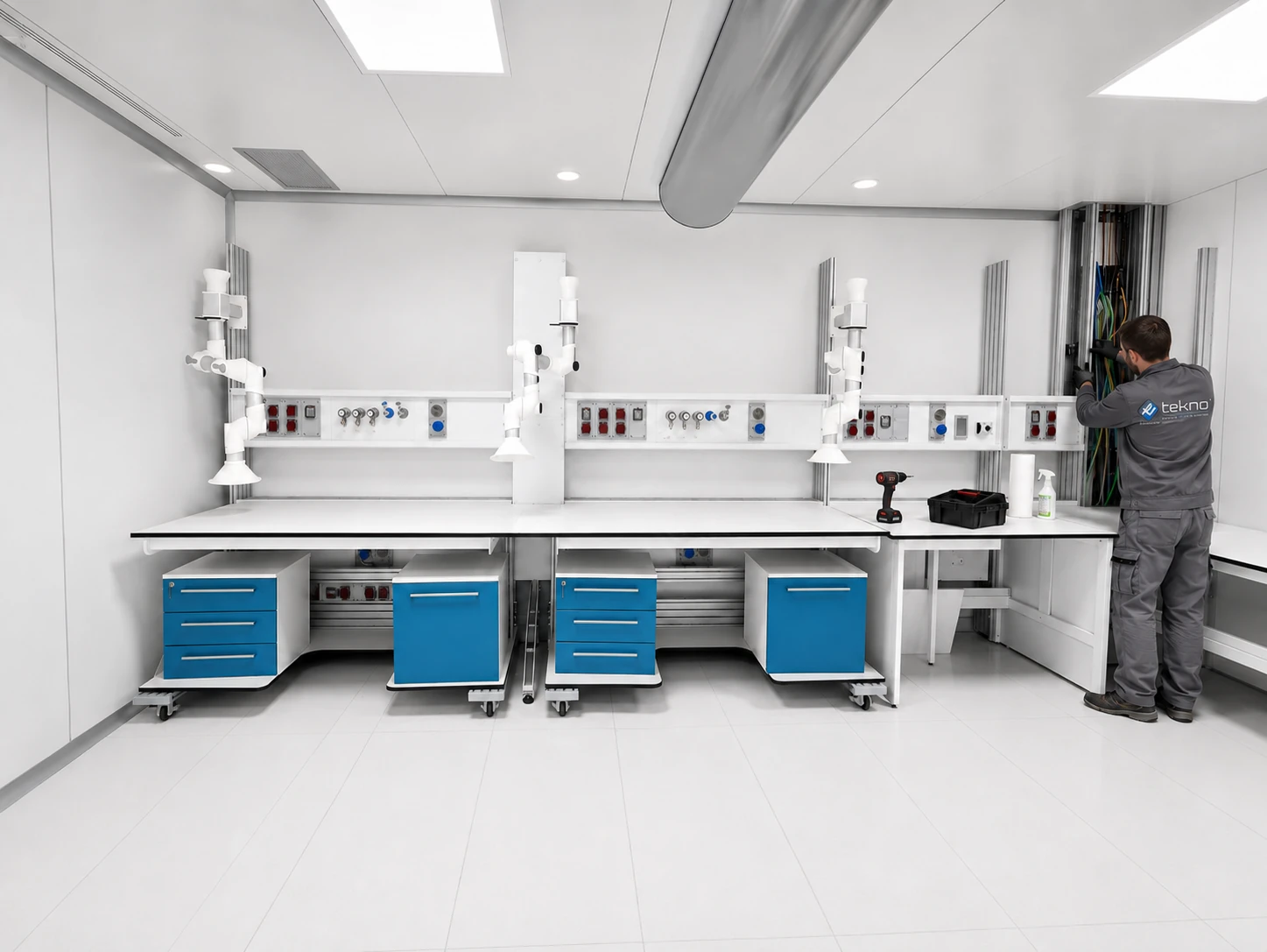 Tecnico Tekno Scientific durante manutenzione e verifica impianti di laboratorio
