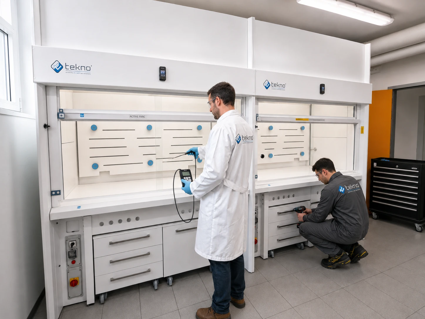 Tecnici Tekno Scientific durante verifica e manutenzione di cappe chimiche