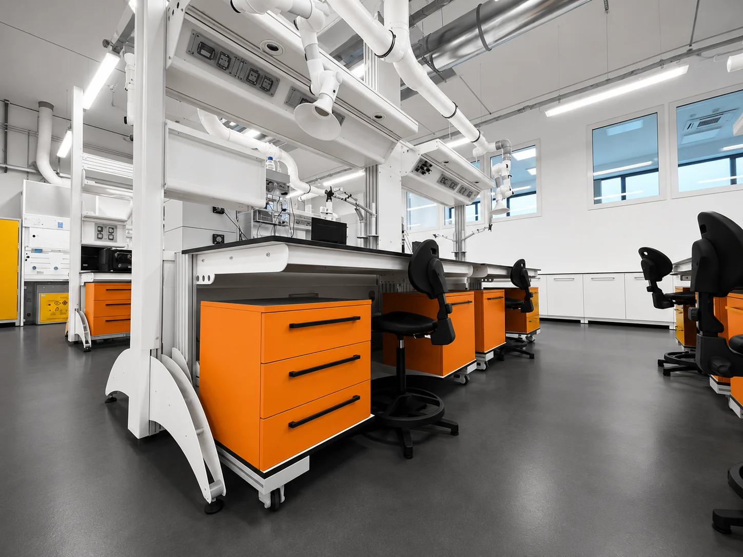 Laboratorio Tekno Scientific con arredi tecnici arancioni