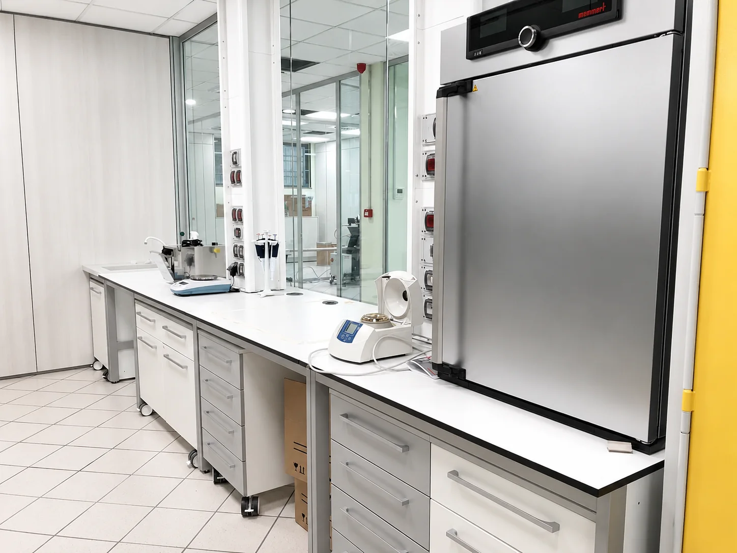 Laboratorio EVO con colonne e utilities Laboratorio EVO con colonne e utilities