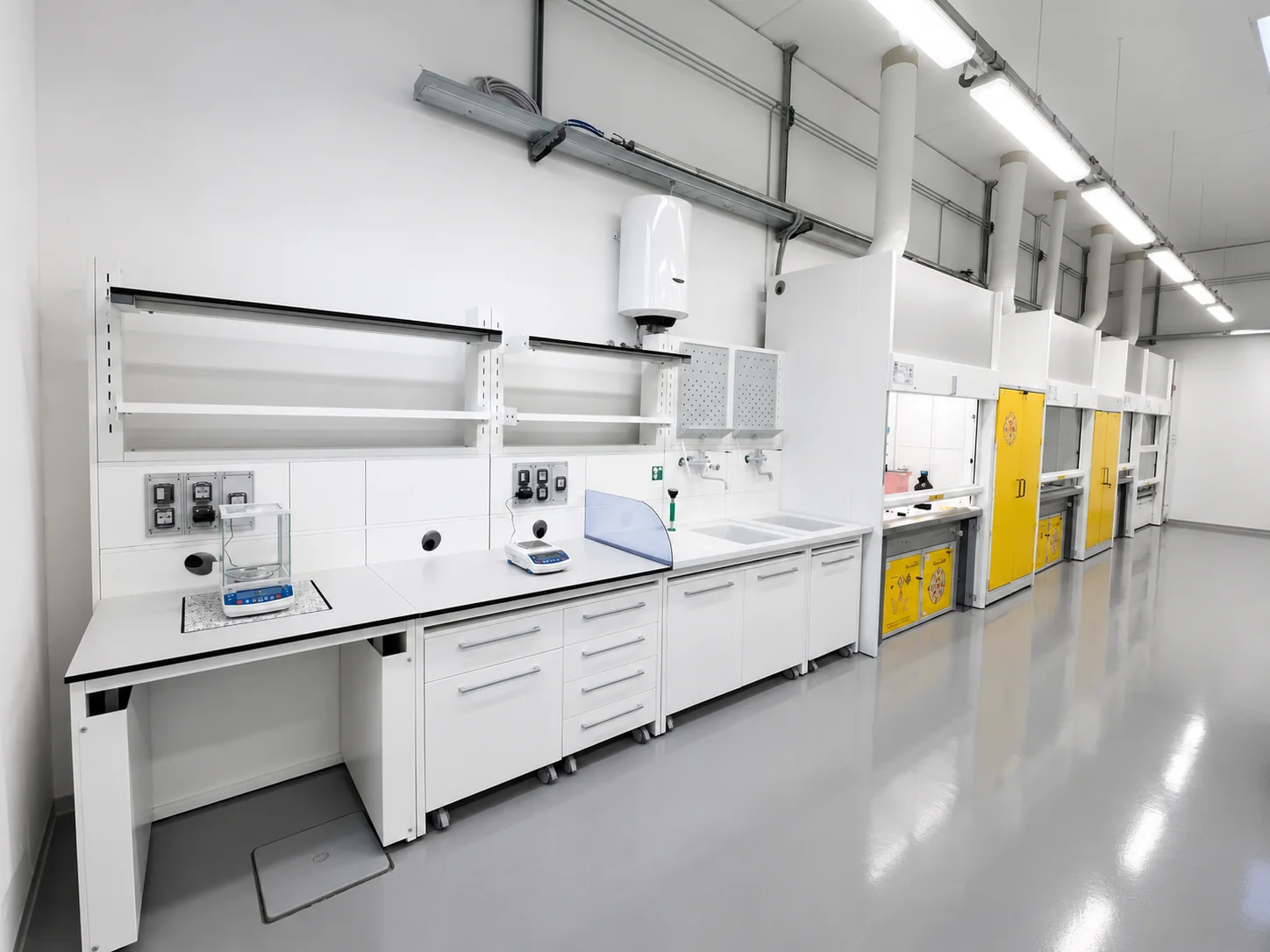 Parete attrezzata Tekno Scientific con banchi e cappe chimiche