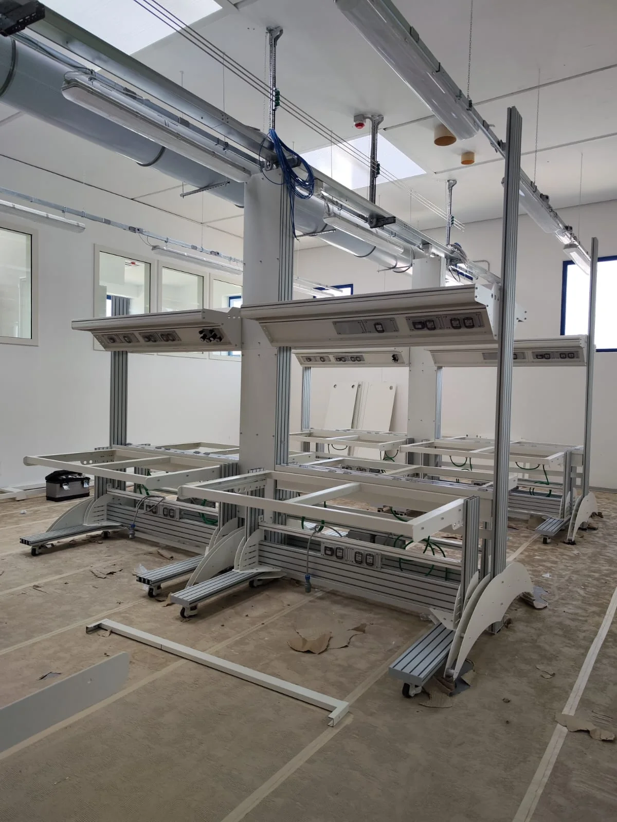 Montaggio dei banchi da laboratorio con impianti integrati Montaggio dei banchi da laboratorio con impianti integrati