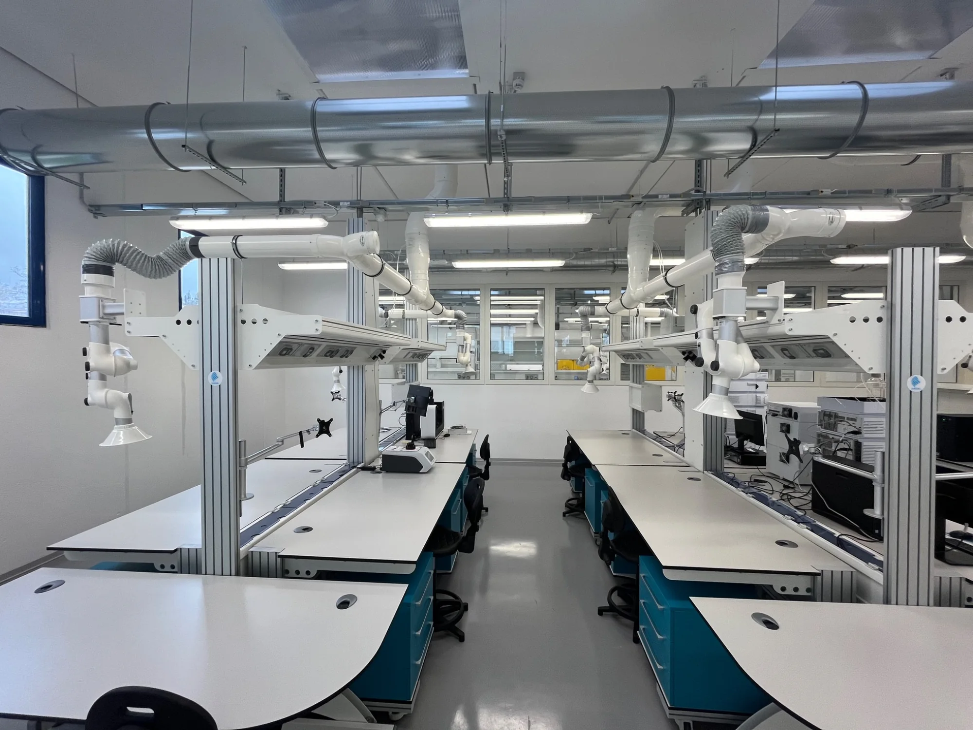 Laboratorio completato con postazioni tecniche e aspirazione Laboratorio completato con postazioni tecniche e aspirazione