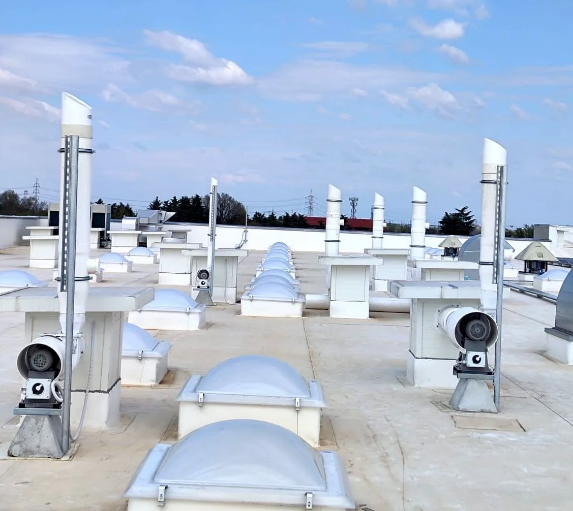 Impianti di estrazione e ventilazione installati in copertura Impianti di estrazione e ventilazione installati in copertura