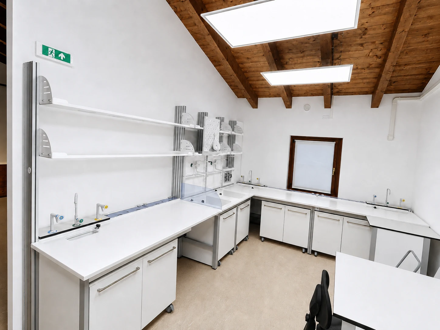 Laboratori Enologici e Prove Sensoriali angolare con copertura in legno Laboratori Enologici e Prove Sensoriali angolare con copertura in legno