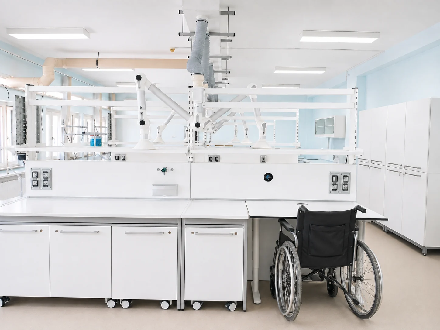 Postazione di laboratorio accessibile a persona in sedia a rotelle Postazione di laboratorio accessibile a persona in sedia a rotelle