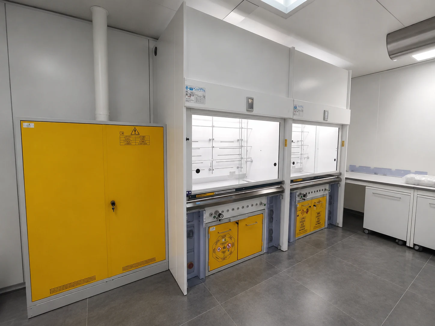 Cappe chimiche e armadi di sicurezza in laboratorio alimentare