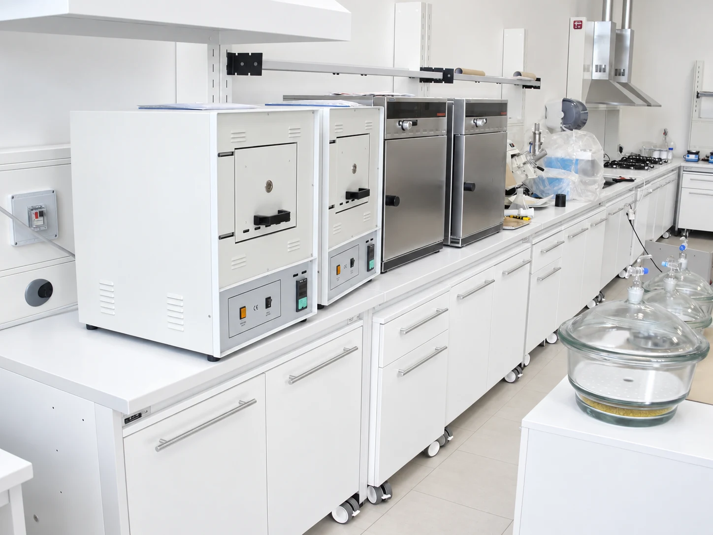 Area preparazione e trattamento campioni in laboratorio di analisi alimentari