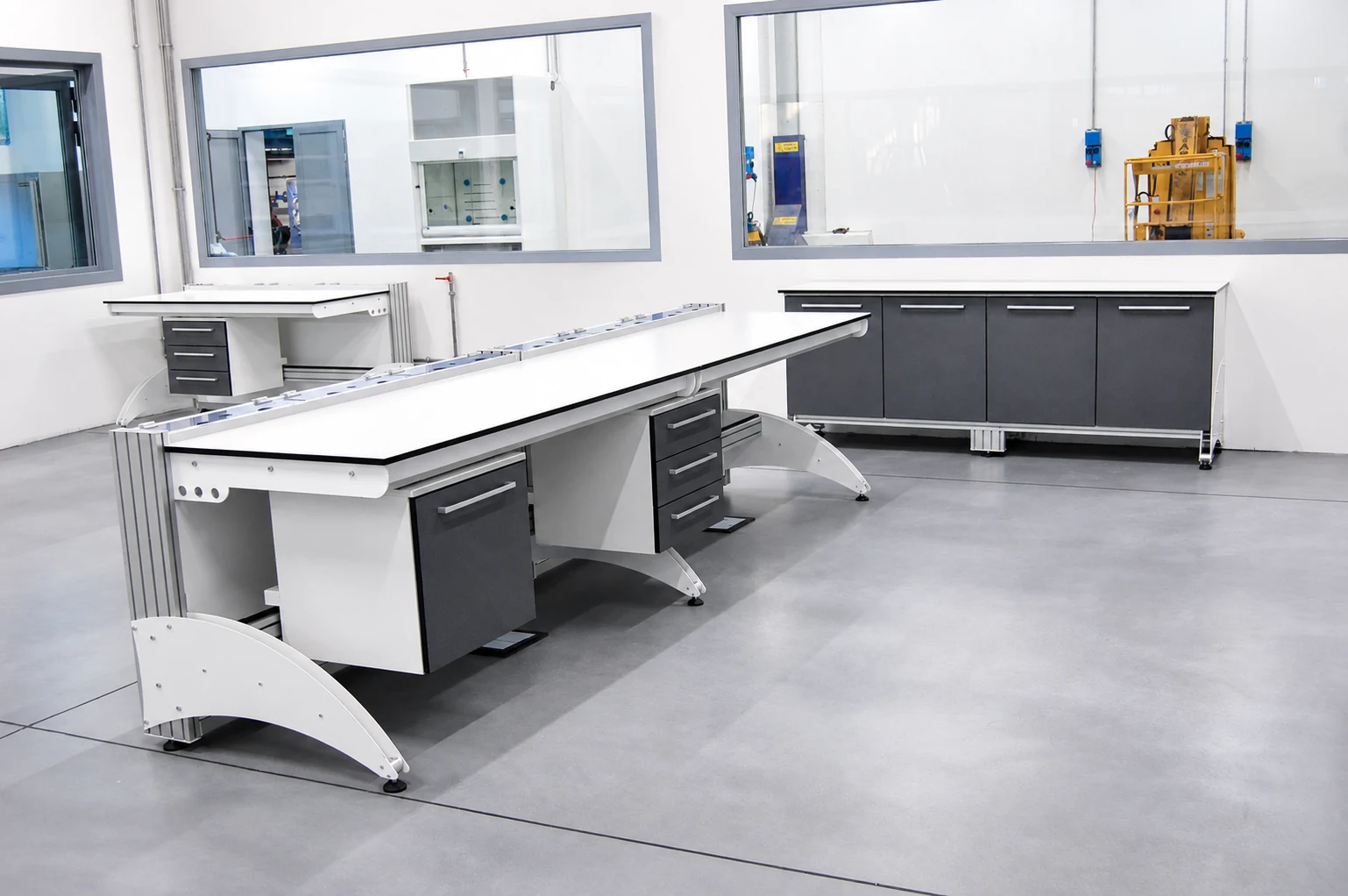 Banco mobile per laboratorio di ricerca e analisi metalli Banco mobile per laboratorio di ricerca e analisi metalli