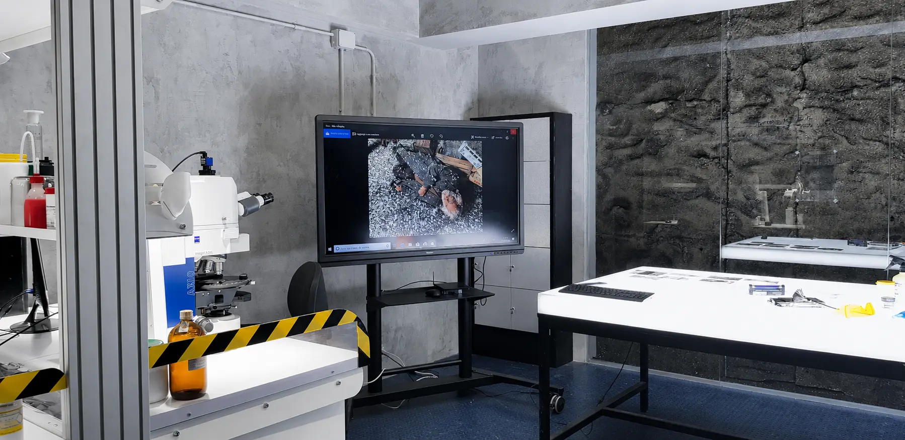 Laboratorio tecnico con monitor e strumentazione