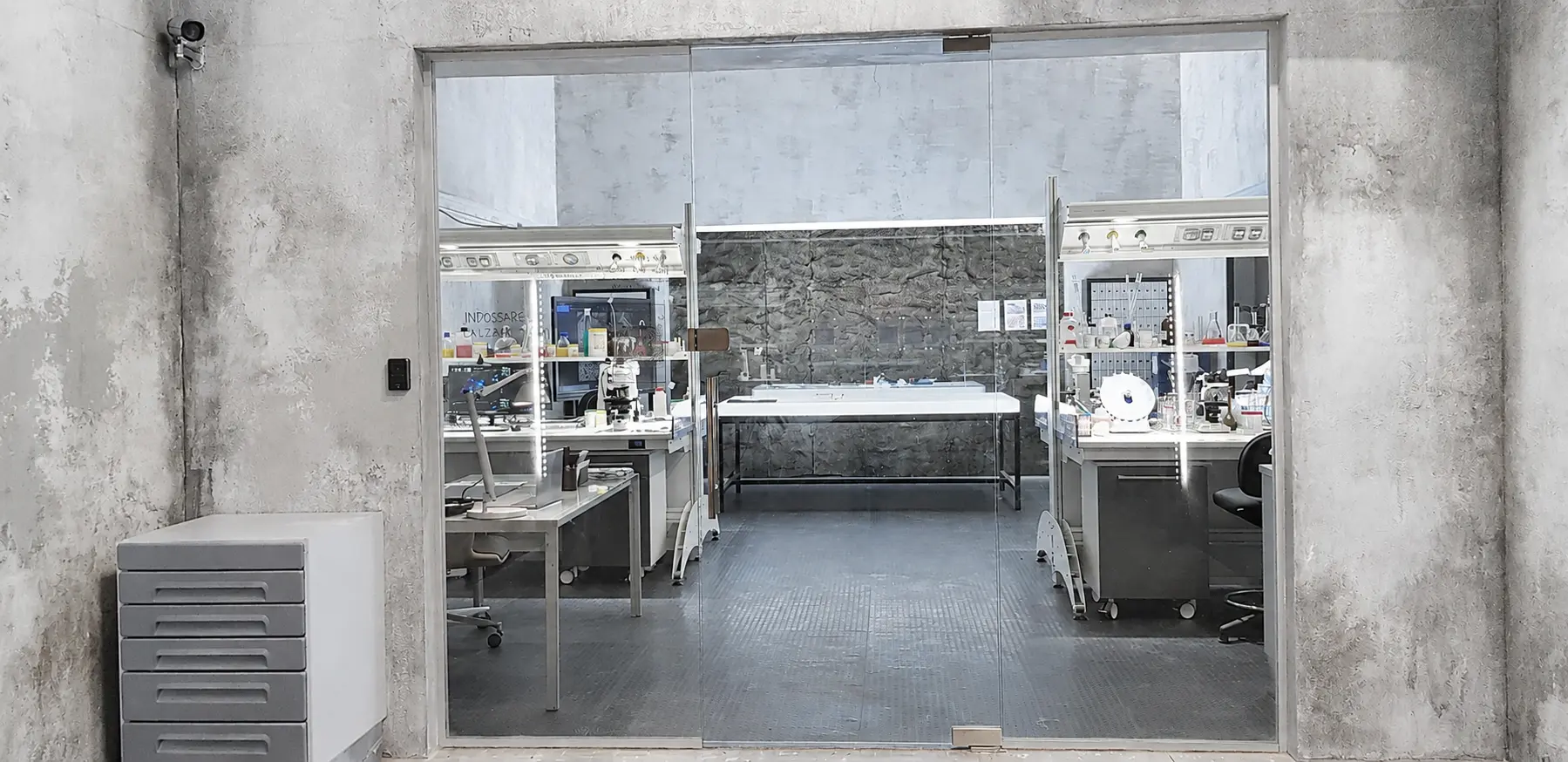 Vista attraverso la vetrata di un laboratorio cinematografico