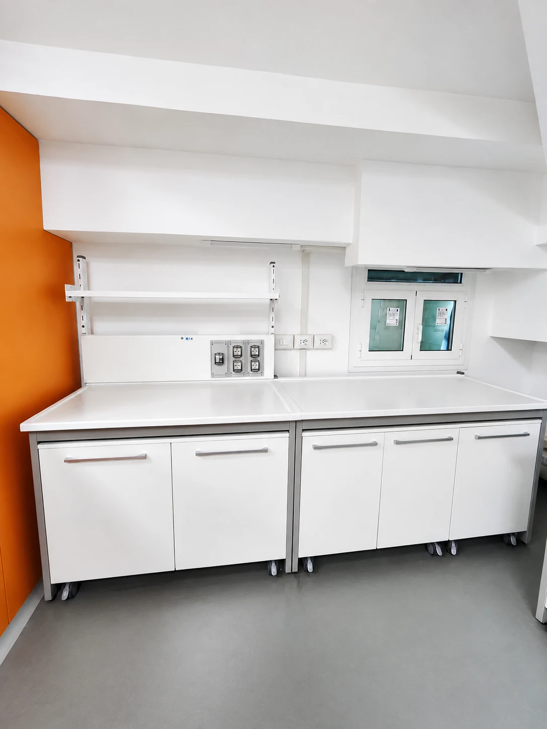 Banco ospedaliero con postazione tecnica Banco ospedaliero con postazione tecnica