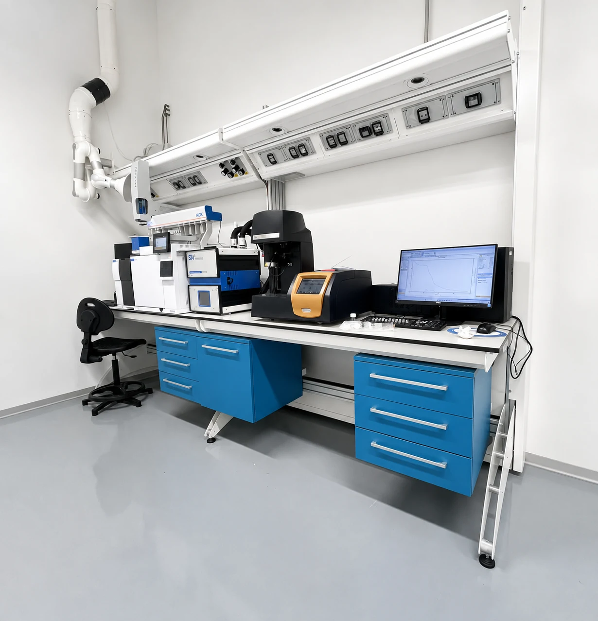 Banco analitico con strumentazione scientifica Banco analitico con strumentazione scientifica