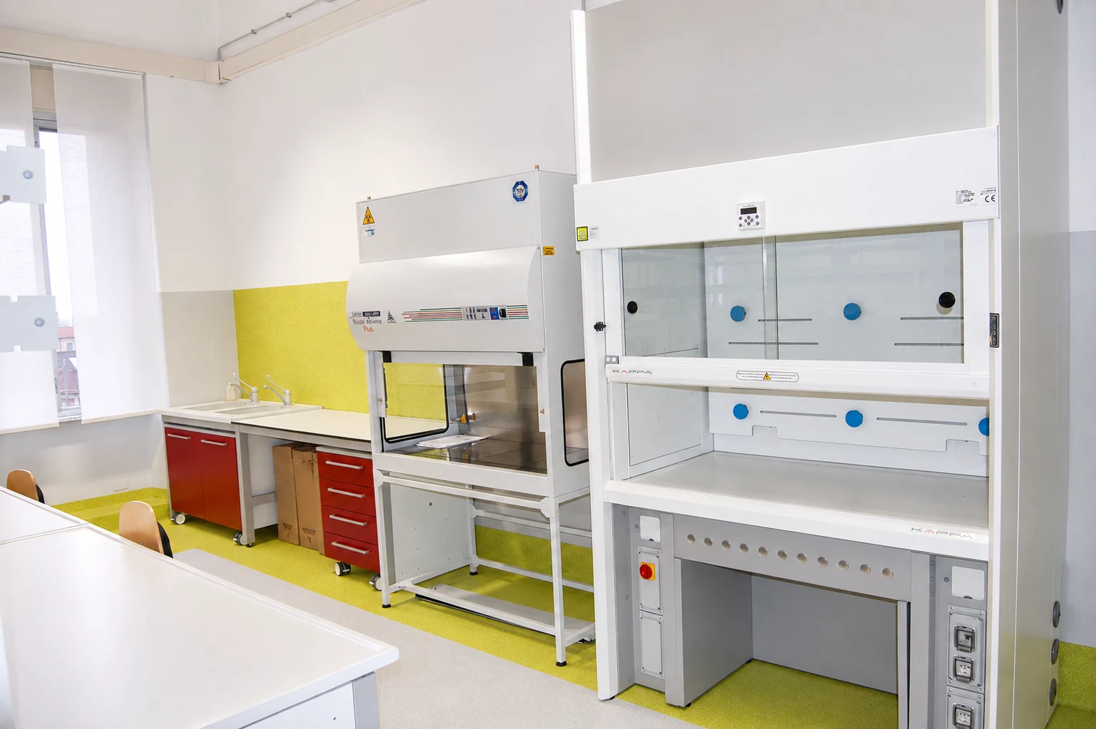 Cappe chimiche in laboratorio universitario Cappe chimiche in laboratorio universitario