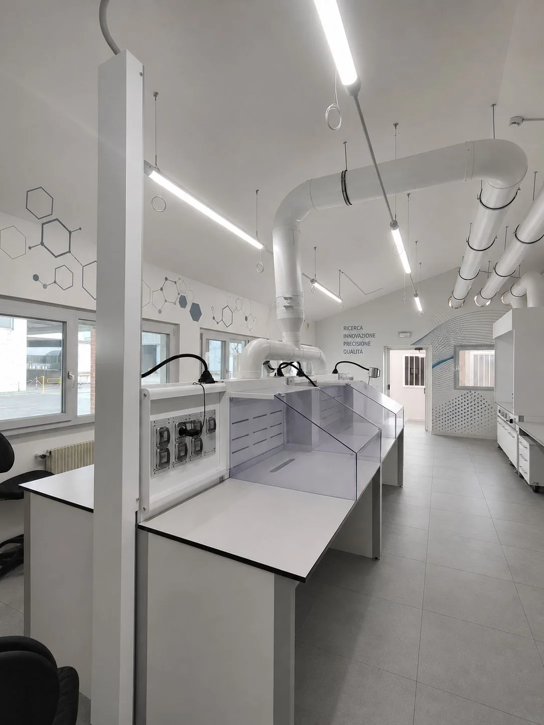Laboratorio tailor-made Tekno Scientific con impianti e aspirazioni integrate Laboratorio tailor-made Tekno Scientific con impianti e aspirazioni integrate