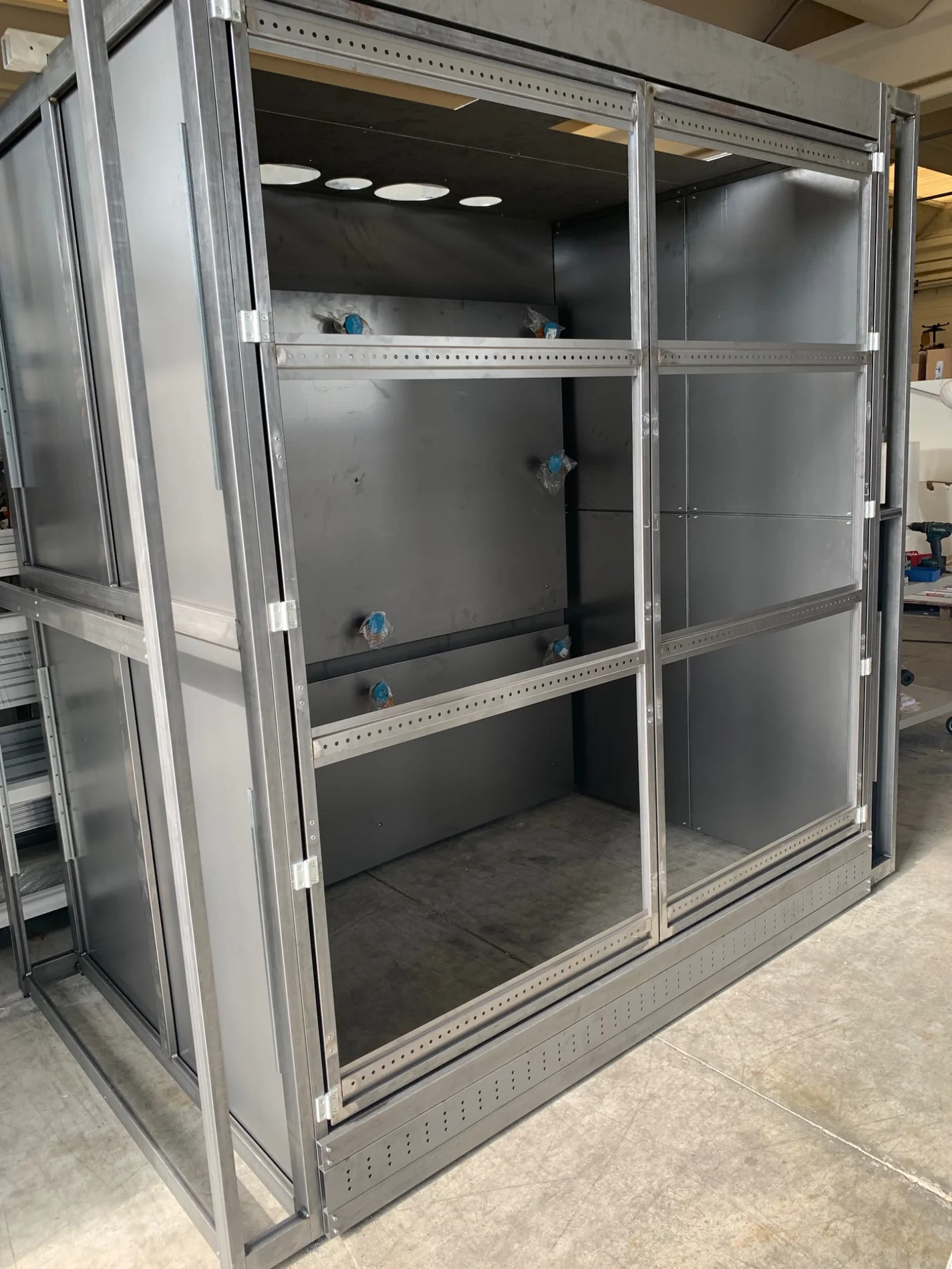 Cabina custom in costruzione in officina Cabina custom in costruzione in officina